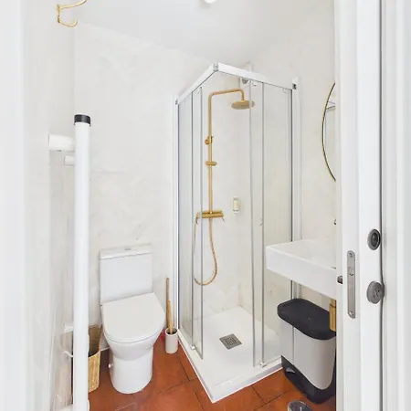아파트 Cozy 1br With Private Terrace Praca Flores | By Airnest 리스본