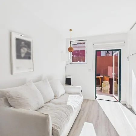 아파트 Cozy 1br With Private Terrace Praca Flores | By Airnest 리스본