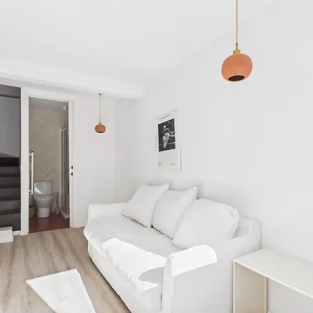 아파트 Cozy 1br With Private Terrace Praca Flores | By Airnest 리스본